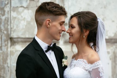 Düğün. Mutlu gelin ve Damat Düğün günlerinde birbirine benziyor. Yakın çekim portre.