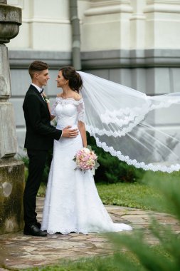 Düğün. Mutlu gelin ve damat zarif görünüyor birbirlerine gelin peçe rüzgarda gelişmekte iken.