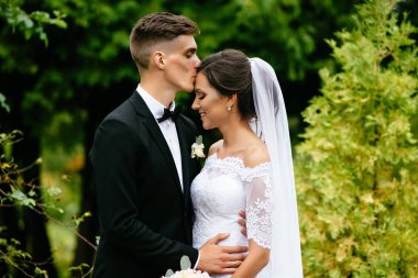 Damat Düğün töreninden sonra tatlım gelini öper. Düğün günü.
