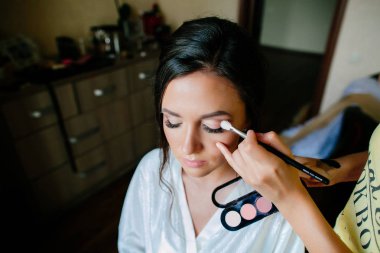 Makyöz makyaj güzel bir genç gelin için yapılan.