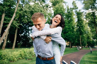 Düğün çifti düğün gününde eğlenmek