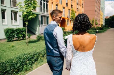 Düğün gününde yürüyüş yeni evliler