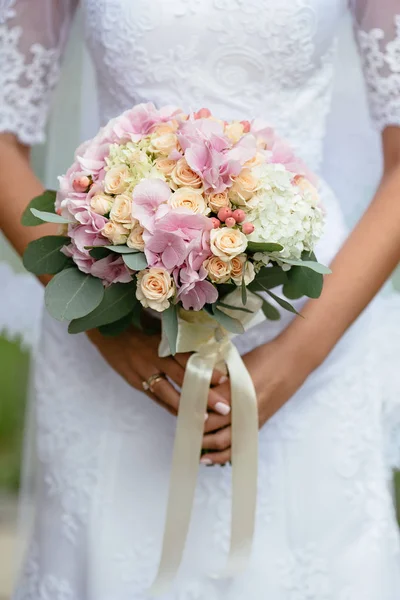 Ramo de flores de la boda. La novia sostiene el ramo hermoso de boda de las flores en las manos. Primer plano. . — Foto de Stock