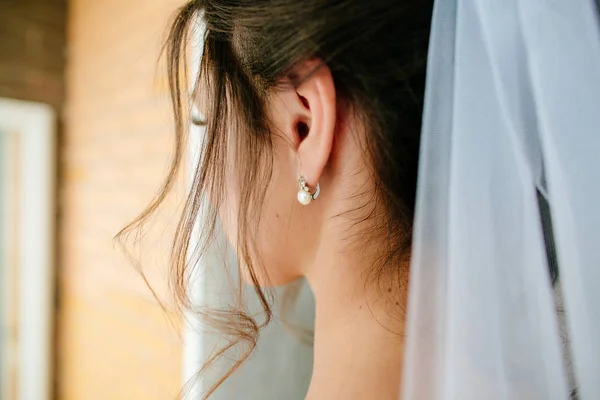 웨딩 신부 귀걸이입니다. 귀, 근접 촬영 신부에 진주와 아름 다운 웨딩 귀걸이. — 스톡 사진