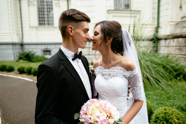 Porträtt av bruden och brudgummen. Nygifta njuta romantiska stunder på deras bröllop. — Stockfoto