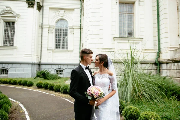Boda. Hermosa novia y novio besándose en el día de su boda . — Foto de Stock