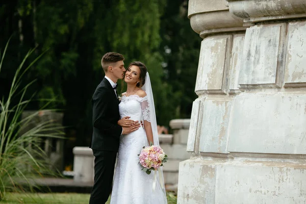 Boda. Encantadora novia y elegante novio disfrutando de momentos románticos en el día de su boda . — Foto de Stock