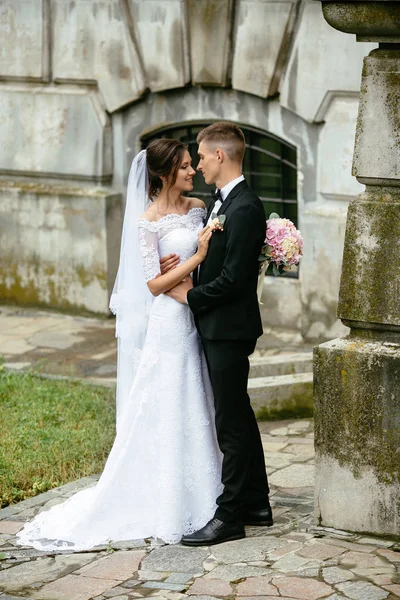 Día de la boda. Novia y novio teniendo un momento romántico en el día de su boda . — Foto de Stock