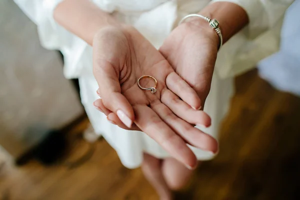 Las manos de la novia tiene anillo de compromiso. Detalles . — Foto de Stock