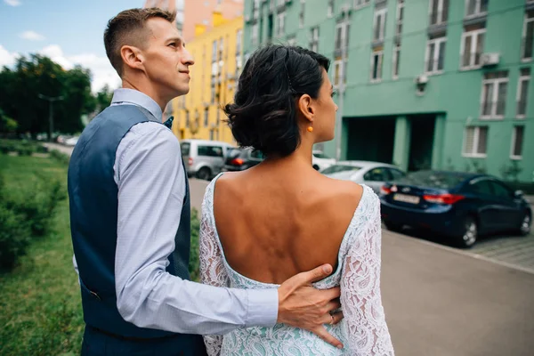 Bröllopsparet på urban street — Stockfoto