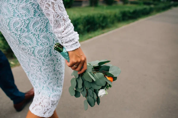 Bukiet ślubny, kwiaty róże w rękę panny młodej — Zdjęcie stockowe