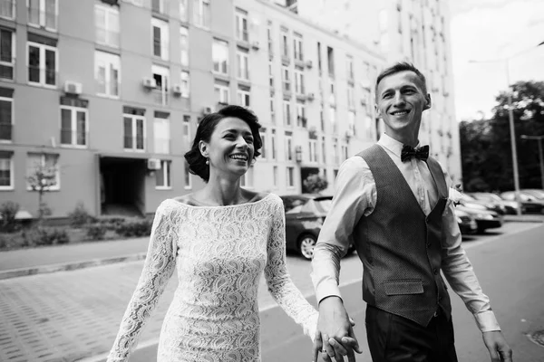 Feliz recién casados caminando después de la ceremonia de boda. Foto en blanco y negro — Foto de Stock