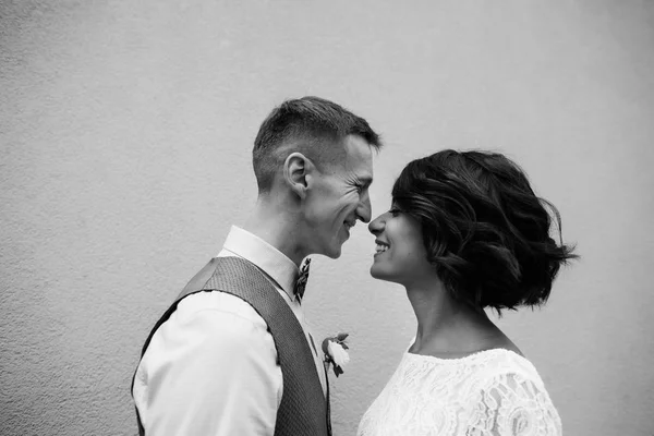 Casamento. Retrato preto e branco de recém-casados sorridentes olhando um para o outro — Fotografia de Stock