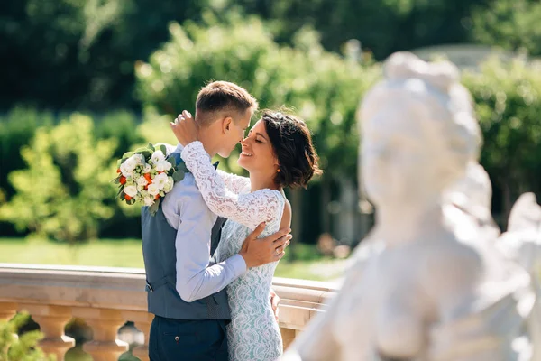 Bela noiva e noivo abraçando no jardim no dia do casamento — Fotografia de Stock
