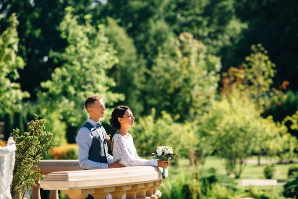 Noiva e noivo na varanda da mansão no dia do casamento — Fotografia de Stock