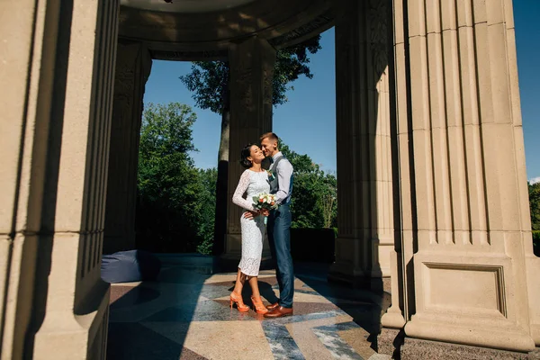 Belos recém-casados desfrutando de momento romântico no dia do casamento — Fotografia de Stock