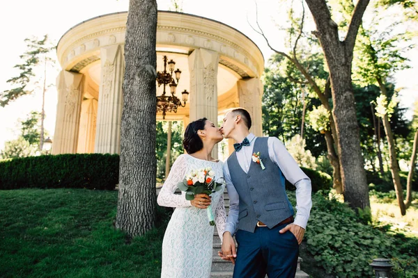 Kissing par i kärlek på bröllopsdag — Stockfoto