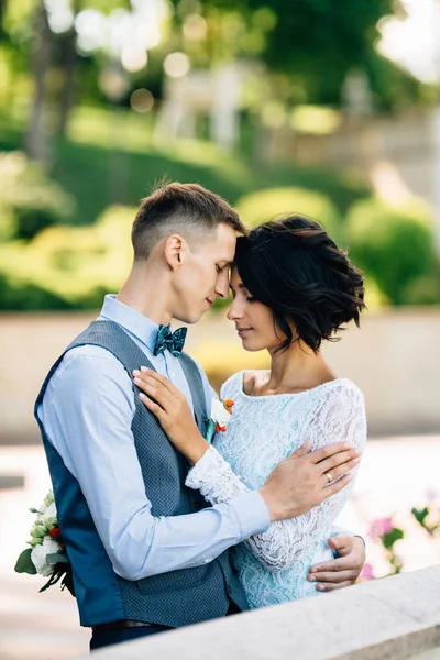 Boda pareja romántica abrazos en la ceremonia de la boda — Foto de Stock