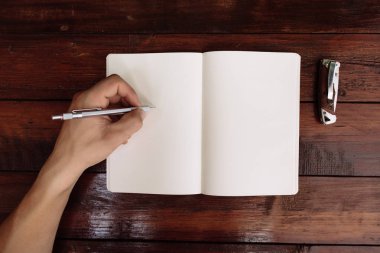 El ahşap bir masaüstü - sahte açık not yazma