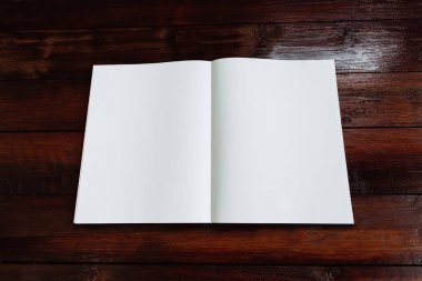 Ahşap bir masaüstü - dizüstü alay aç