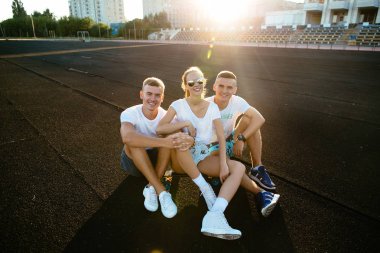 Üç arkadaş birlikte soğutma yaparken eğleniyor.