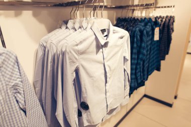 Erkekler giyim alışveriş mağazası. Mağaza satış için redy erkek gömlek