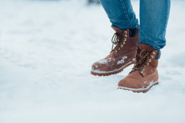 Erkek kışlık botlar karda. Closeup kahverengi erkekler sıcak kış botları