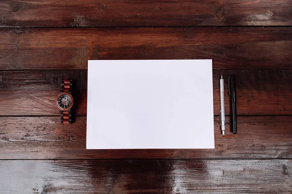 Lugar de trabajo, hoja de papel en blanco con un reloj de pluma y muñeca — Foto de Stock