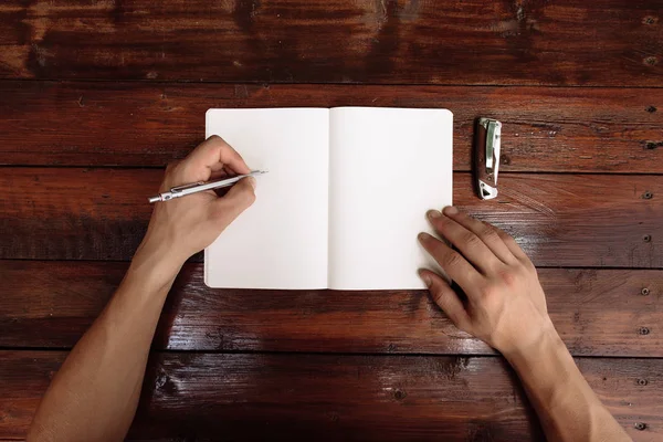 Escritura a mano en cuaderno abierto en un escritorio de madera - Mock up — Foto de Stock