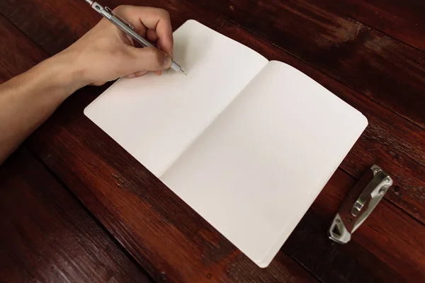 Escritura a mano en cuaderno abierto en un escritorio de madera - Mock up — Foto de Stock