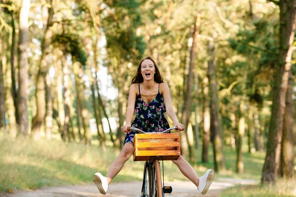 Chica juega el tonto en la bicicleta . — Foto de Stock