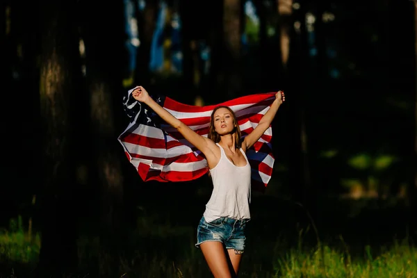 Sexy chica con bandera americana en las manos . —  Fotos de Stock