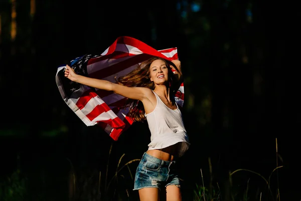 A lány ugrott a kezében egy amerikai zászló — Stock Fotó