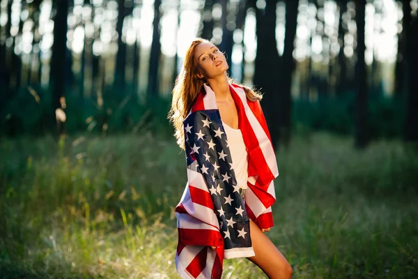 Vacker flicka med den amerikanska flaggan. — Stockfoto