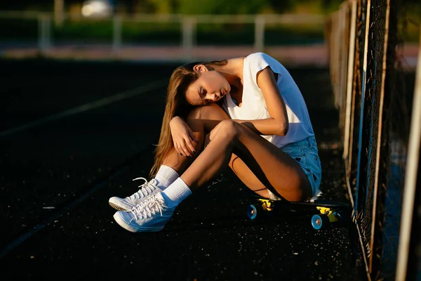 Mooi jong meisje moe na het schaatsen. — Stockfoto
