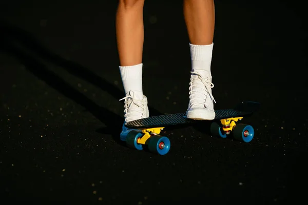 Podrobnosti. Skateboard, bílé boty. — Stock fotografie