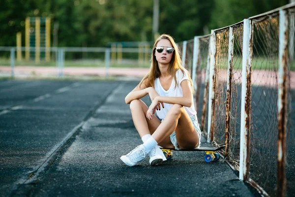 A három barátok, míg a lány ül egy penny gördeszka Selfie — Stock Fotó