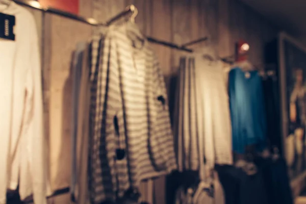 男性の服は、ショッピング モールで格納します。ぼやけた男性衣料品店 — ストック写真