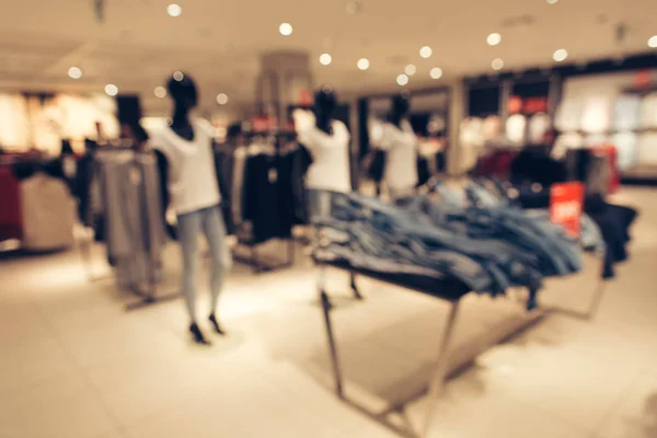 Mulheres loja de roupas fundo borrado. Loja de roupas femininas em shopping center. Fundo desfocado — Fotografia de Stock