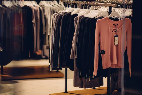 婦人服店。ショッピングモールで女性の衣料品店でラックに女性の服。ショッピングコンセプト — ストック写真