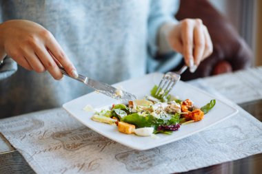 Sezar salatası Restoran tablo ile kadının el