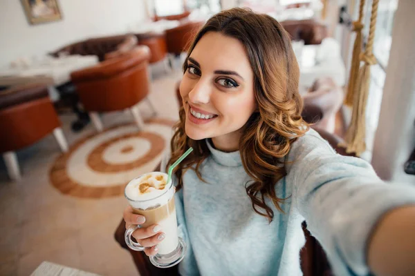 Boldog, fiatal lány, így önarckép, kávézó, kávézó — Stock Fotó