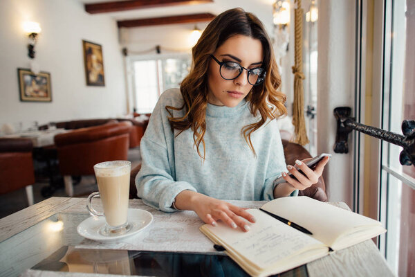  Деловая женщина в очках работает в кафе
