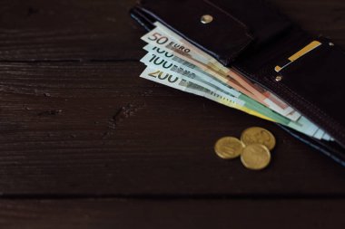 Euro para birimi. Euro nakit ve rustik ahşap arka plan kopya alanı ile Euro cent ile erkek Kahverengi cüzdan.