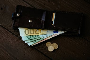 Banka kartları, euro para ve euro cent içinde erkek cüzdan