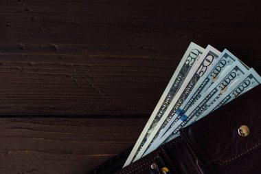 M-cüzdanda dolar nakit. Dolar Lirası tasarımınız için kopya alanı ile ahşap arka plan üstünde ile açık erkek cüzdan