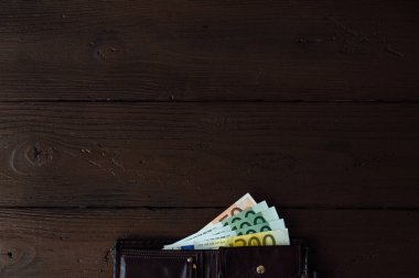 M-cüzdan ile kahverengi ahşap arka plan kopya alanı ile Euro nakit
