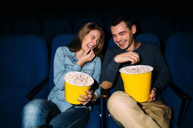 Sinema gün. Sinema, komedi film izlerken mutlu genç çift gülümseyen.