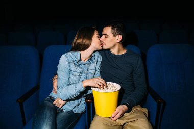  Sinema gün. Genç güzel bir romantik film sinemada izlerken öpüşme kaç. Sinemada romantik Tarih.