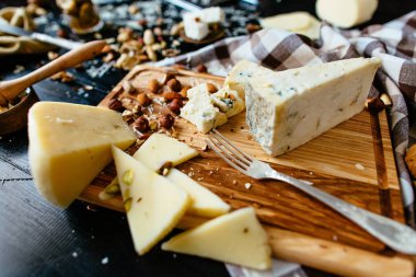 Lezzetli peynir fındık ile. Fındık ve bal gemide peynir çeşitleri